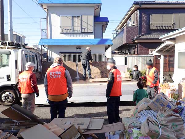 自治会ビブスや町内会ベストを着用して地域の作業を行う様子